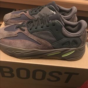 Yeezy 700 mauve